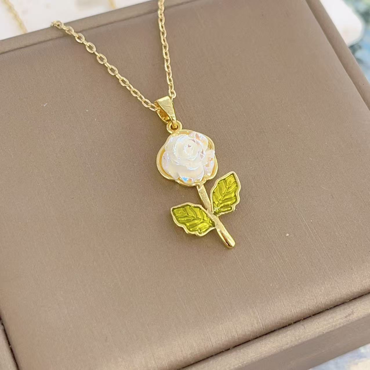 Women's Laser Gardenia Pendant Necklace Fashionable And Versatile Clavicle Chain